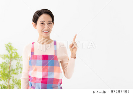指さしポーズの女性 97297495