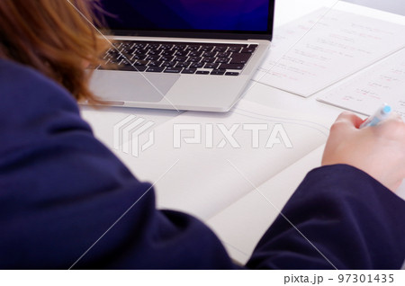 パソコンを使って勉強をする女の子 パソコンを使って勉強をする女の子 97301435