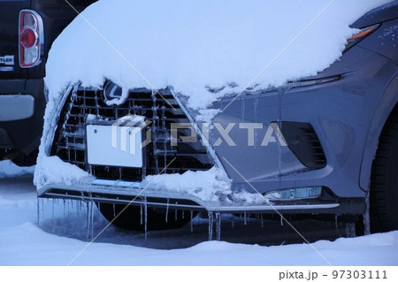 雪で凍りついた自動車のボンネット 97303111