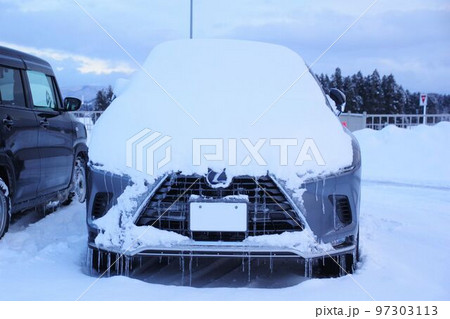 雪で凍りついた自動車 レクサス 雪で凍りついた自動車 レクサス 97303113