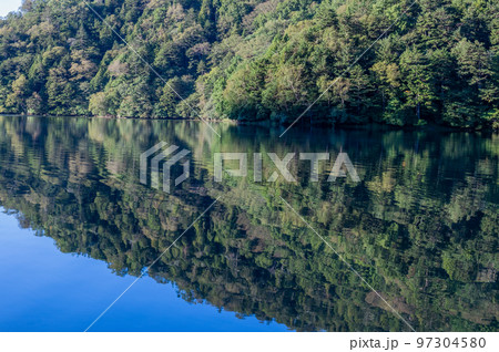 奥日光　湯ノ湖　静寂の朝 97304580