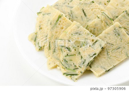 切って盛り付けたヒラヤーチー 沖縄風お好み焼き 切って盛り付けたヒラヤーチー 沖縄風お好み焼き 97305906