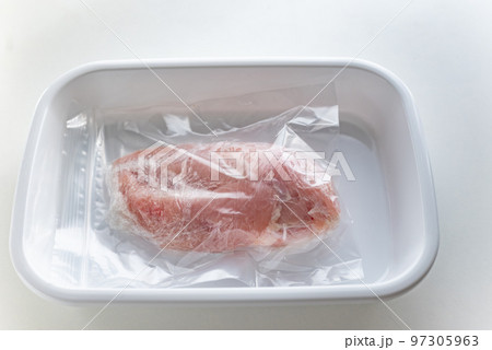 冷凍保存出来る鳥胸肉 97305963