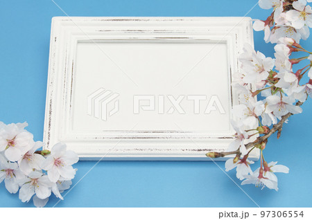 シャビーシックな白いフォトフレームと桜の花 97306554