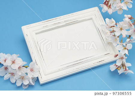 シャビーシックな白いフォトフレームと桜の花 97306555