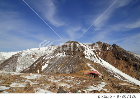 [定額] 厳冬期の那須岳の風景 ( 峰の茶屋跡避難小屋付近から望む剣ヶ峰 / 栃木県 那須町 ) 97307126