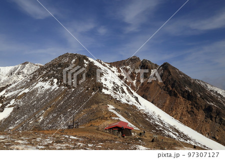 [定額] 厳冬期の那須岳の風景 ( 峰の茶屋跡避難小屋付近から望む剣ヶ峰 / 栃木県 那須町 ) 97307127