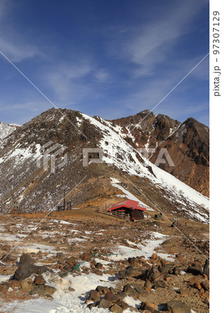 [定額] 厳冬期の那須岳の風景 ( 峰の茶屋跡避難小屋付近から望む剣ヶ峰 / 栃木県 那須町 ) 97307129