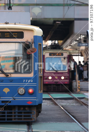 大塚駅前駅ですれ違う都電7700形_2022/11/19撮影 97307196