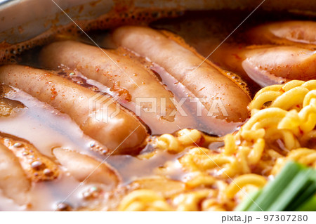 プデチゲ(部隊チゲ)のアップ。ソーセージやラーメン等が入った韓国の大衆鍋料理。 プデチゲ(部隊チゲ)のアップ。ソーセージやラーメン等が入った韓国の大衆鍋料理。 97307280