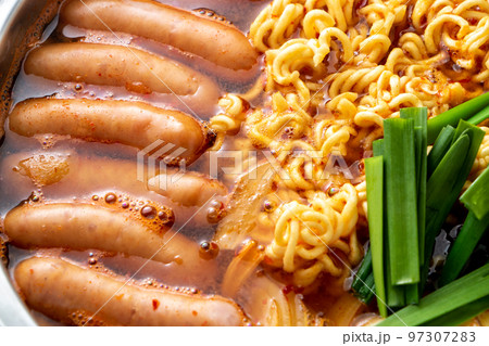 プデチゲ(部隊チゲ)。ソーセージやラーメン等が入った韓国の大衆鍋料理。 プデチゲ(部隊チゲ)。ソーセージやラーメン等が入った韓国の大衆鍋料理。 97307283