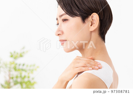 湿布を貼る女性　白バック 97308781