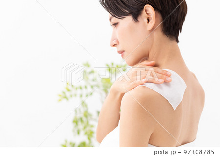 湿布を貼る女性 白バック 湿布を貼る女性 白バック 97308785