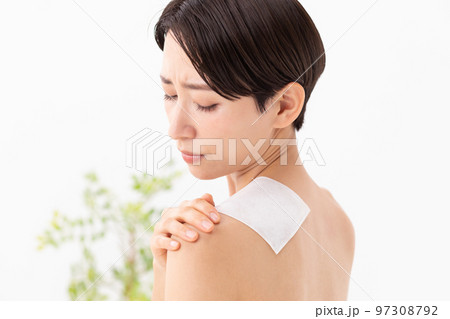 湿布を貼る女性 白バック 湿布を貼る女性 白バック 97308792