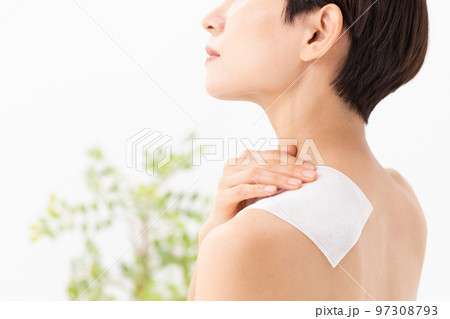 湿布を貼る女性 白バック 湿布を貼る女性 白バック 97308793