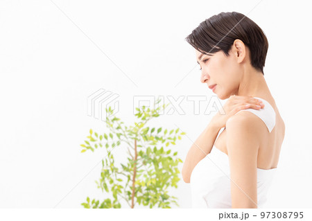 湿布を貼る女性　白バック 97308795