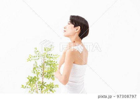 湿布を貼る女性　白バック 97308797