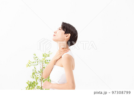 湿布を貼る女性　白バック 97308799