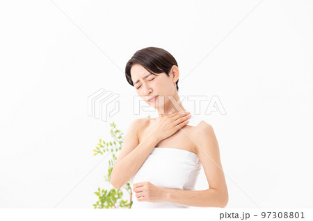 湿布を貼る女性 白バック 湿布を貼る女性 白バック 97308801