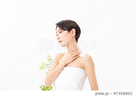 湿布を貼る女性　白バック 97308802