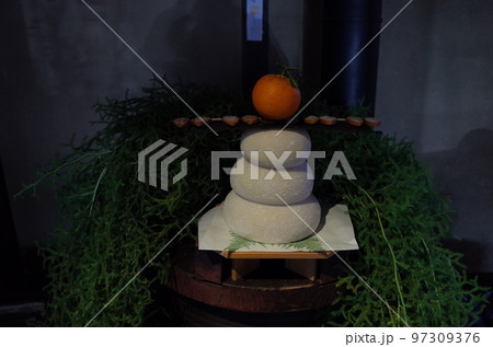 3段鏡餅の風景 97309376