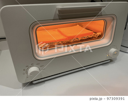おしゃれなオーブントースターで食パンを2枚トーストしている写真 97309391