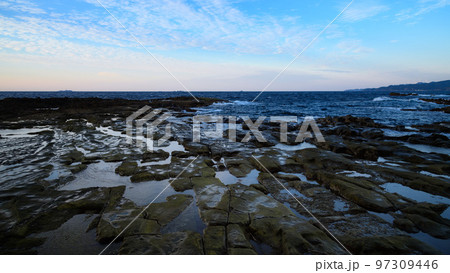 伊豆半島・恵比須島の岩畳と快晴の空 97309446