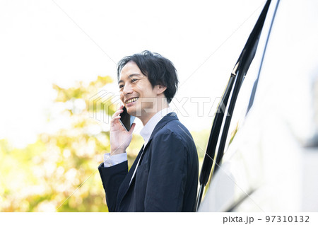 男性 スマホ 電話 屋外 車 ビジネス 男性 スマホ 電話 屋外 車 ビジネス 97310132