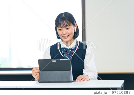 タブレットで学習する中学生 97310898