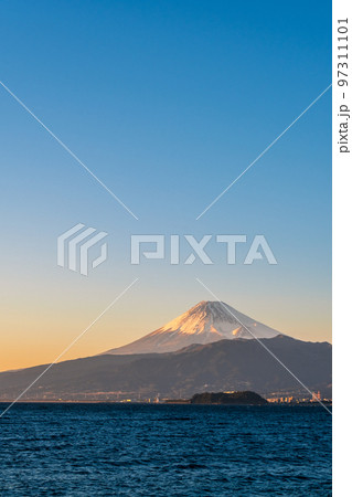 内浦湾越しに見る夕暮れの富士山 内浦湾越しに見る夕暮れの富士山 97311101