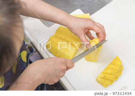 【パイナップルの節をカットする】 【パイナップルの節をカットする】 97311434