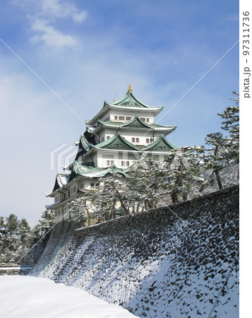 雪の特別史跡名古屋城天守閣 雪の特別史跡名古屋城天守閣 97311736