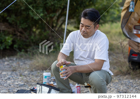 ソロキャンプ　たき火で一杯 97312144