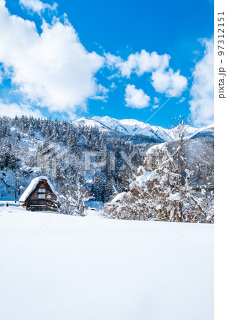 白川郷（冬）：白山を望む 97312151