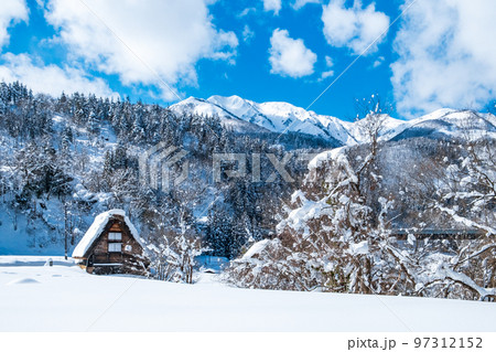 白川郷（冬）：白山を望む 97312152