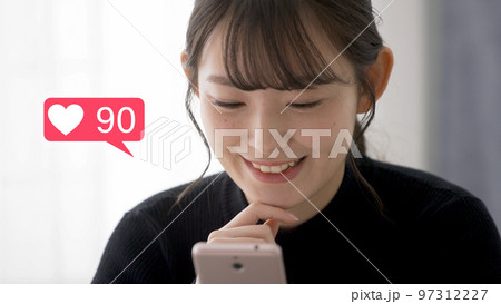 スマートフォンを操作をする若い女性 スマートフォンを操作をする若い女性 97312227
