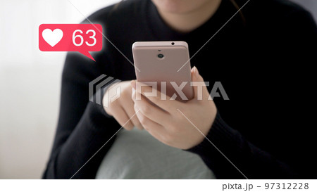 スマートフォンを操作をする若い女性 スマートフォンを操作をする若い女性 97312228