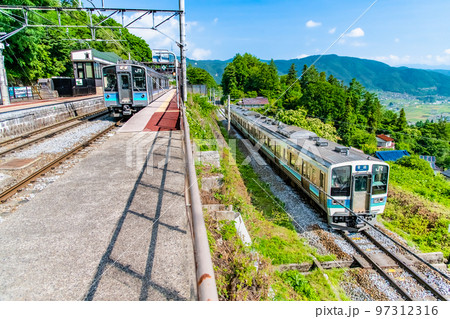 長野県 姨捨駅 ~本線を行く列車とスイッチバック駅に停まる列車~ 長野県 姨捨駅 ~本線を行く列車とスイッチバック駅に停まる列車~ 97312316