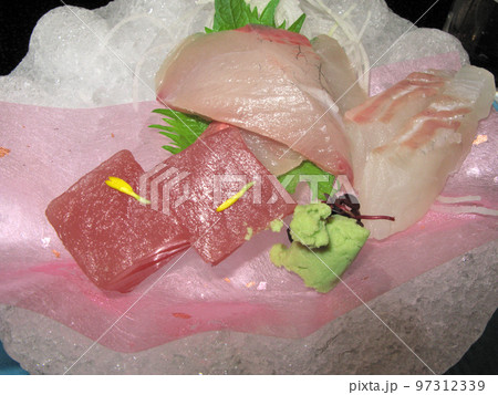 和食の盛り付け　刺身 97312339