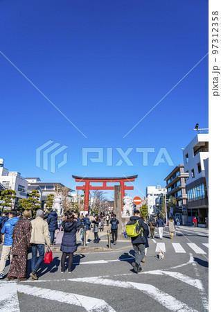 【神奈川県】綺麗な青空が広がる正月の鎌倉 97312358