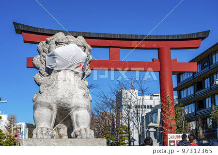 【神奈川県】お正月の鶴岡八幡宮の鳥居とマスクをした狛犬 97312365