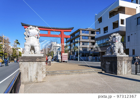 【神奈川県】綺麗な青空が広がる正月の鎌倉 97312367