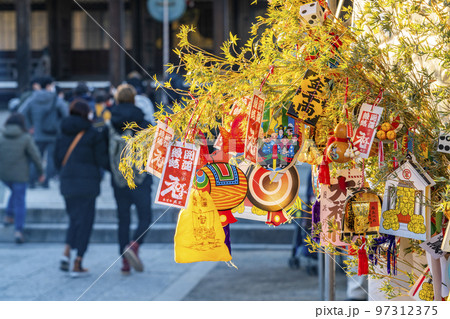 【神奈川県】煌びやかなお正月飾りが並ぶ鎌倉の本覚寺 97312375