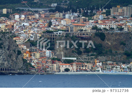 メッシーナ海峡のイタリア本土側のシッラの町 97312736