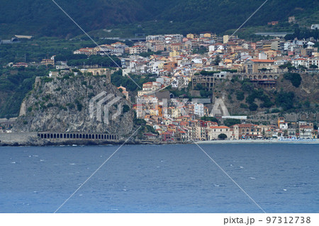 メッシーナ海峡のイタリア本土側のシッラの町 メッシーナ海峡のイタリア本土側のシッラの町 97312738