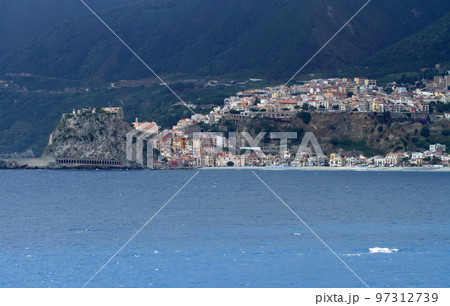 メッシーナ海峡のイタリア本土側のシッラの町 メッシーナ海峡のイタリア本土側のシッラの町 97312739
