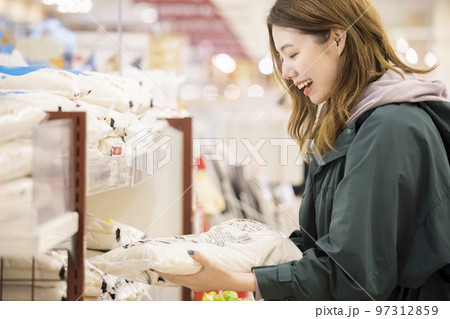 スーパーでお米を買う若い女性 スーパーでお米を買う若い女性 97312859