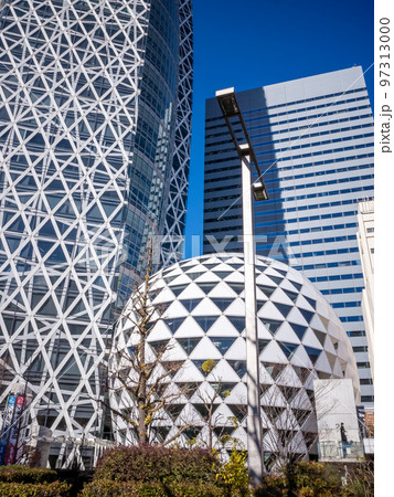 【日本】東京、新宿にあるモダンで未来的な形状のビル 【日本】東京、新宿にあるモダンで未来的な形状のビル 97313000