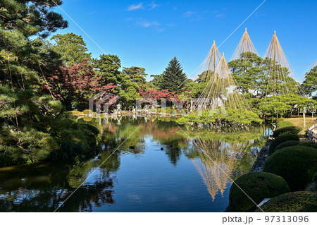晩秋の兼六園の紅葉 晩秋の兼六園の紅葉 97313096