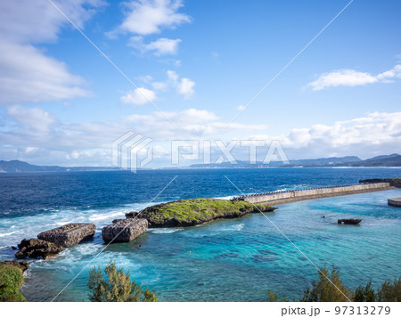 【日本】沖縄、リゾートホテルのテラスから眺めるエメラルドグリーンの海原 97313279